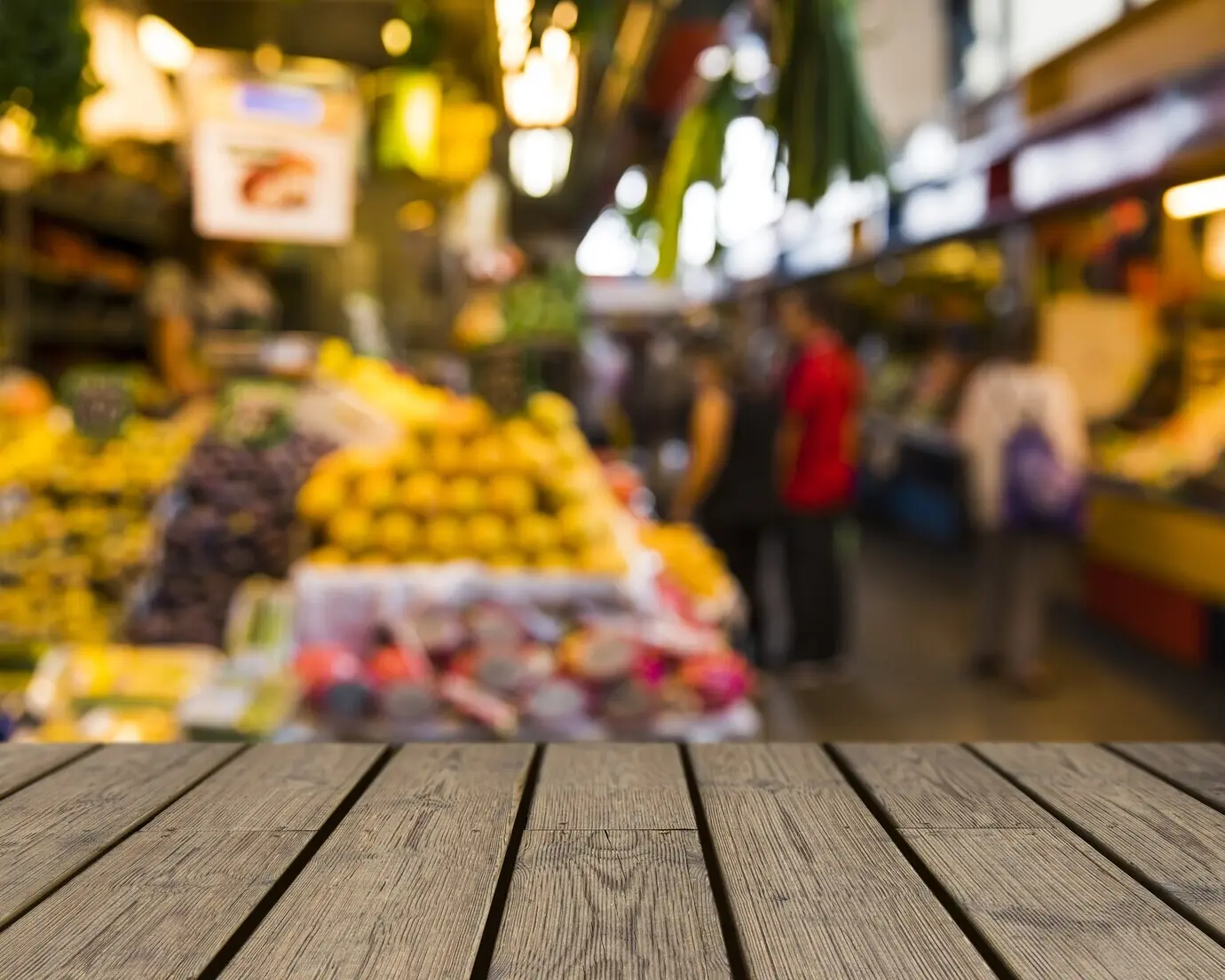 Holztisch mit Blick auf einen Obstmarkt.